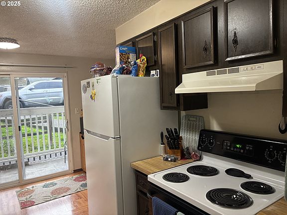4th image of 885 NE Sunset St