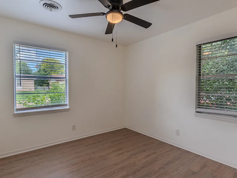 1402 Missouri Ave — Photo 14