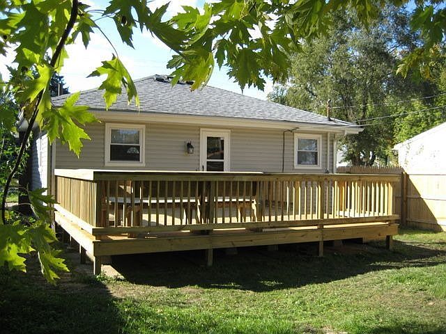 Huge deck with three electrical outlets