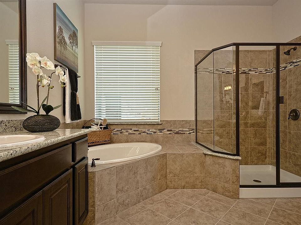 Master bath/spa.