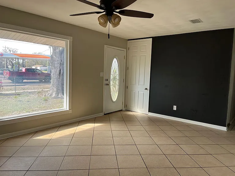 423 SE Country Club Rd — Photo 2