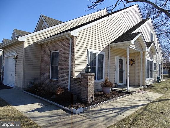 4th image of 439 Sweetman Dr