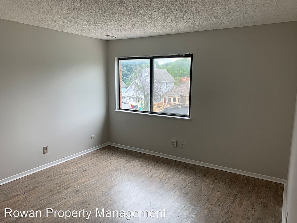 1st image of 1302 S 32nd St Unit 11