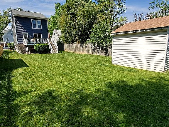 Shed, fenced in on 3 sides