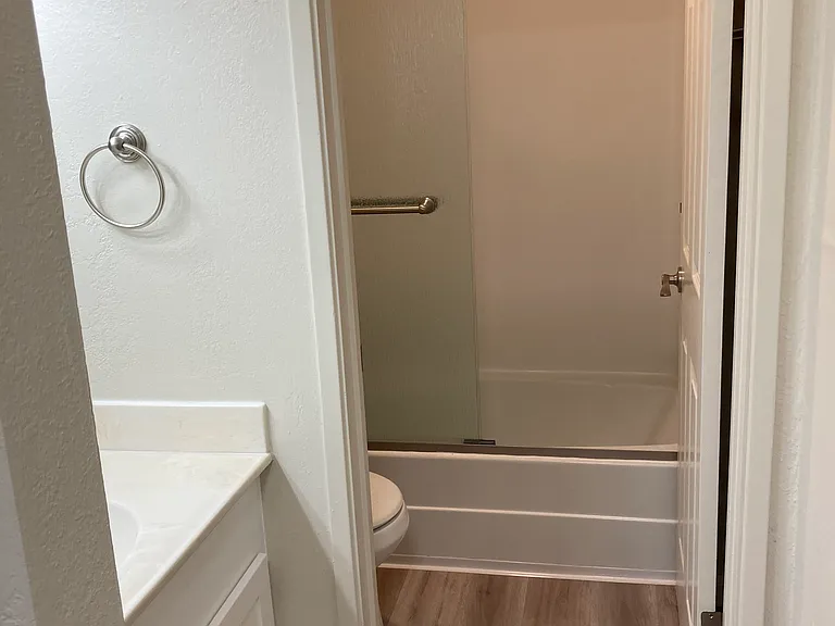 Riverdeck Apartments — Photo 30