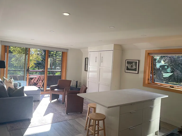 1136 Vine St — Photo 3