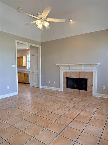 4 bed, 2.0 bath, 1800 sqft, $2,300 — Photo 4