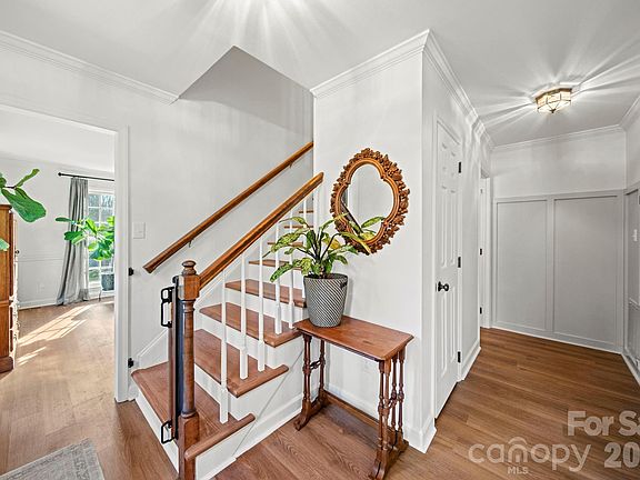 3rd image of 110 Pineridge Dr