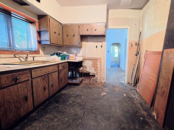 3rd image of 1755 N Meade Ave