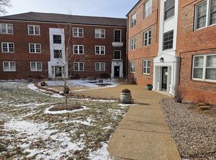 923 S Hanley Rd APT A, Saint Louis, MO 63105