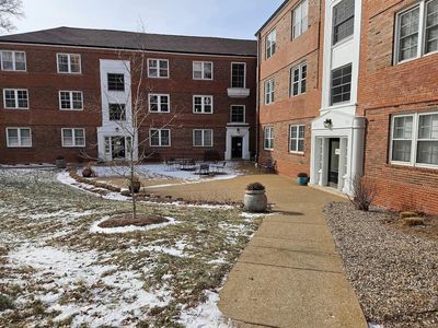923 S Hanley Rd APT A, Saint Louis, MO, 63105
