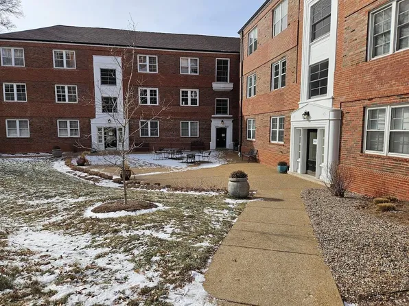923 S Hanley Rd APT A, Saint Louis, MO 63105