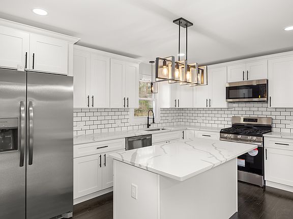 5th image of 22640 Lorraine Ct