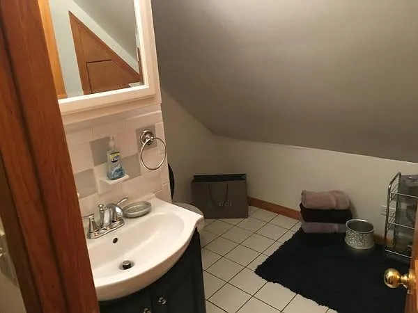 Bathroom (Upstairs)