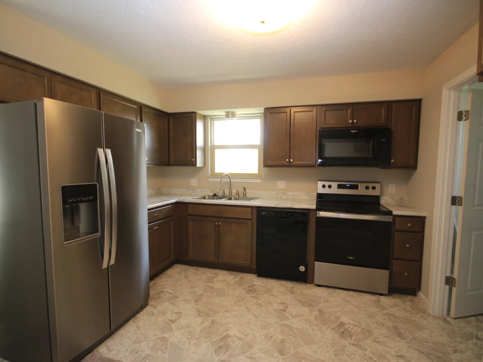 2 bed, 1.0 bath, 840 sqft, $1,600 — Photo 3