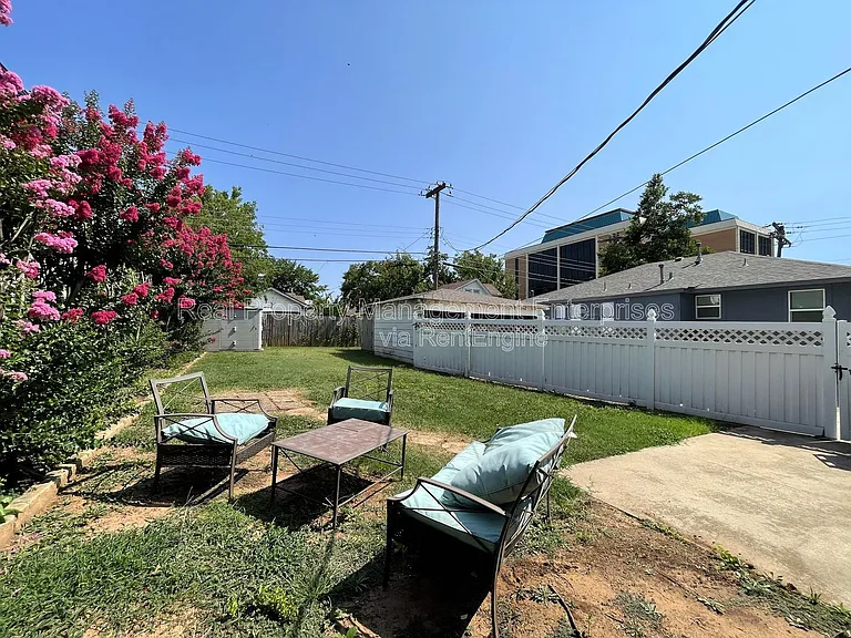 735 NE 14th St — Photo 10