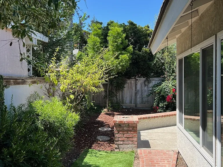 27 Brookstone — Photo 18