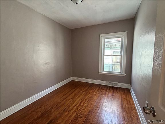 3rd image of 1101 Tonawanda St