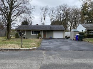 61 Cornflower St, Springfield, MA 01118