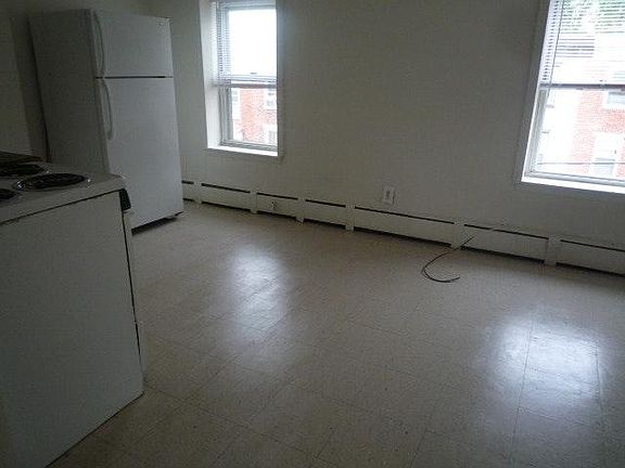 2nd image of 618 W 5th St APT 3