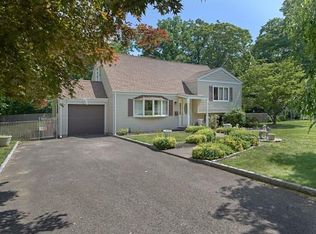 7 Thomas Pl, Valhalla, NY 10595