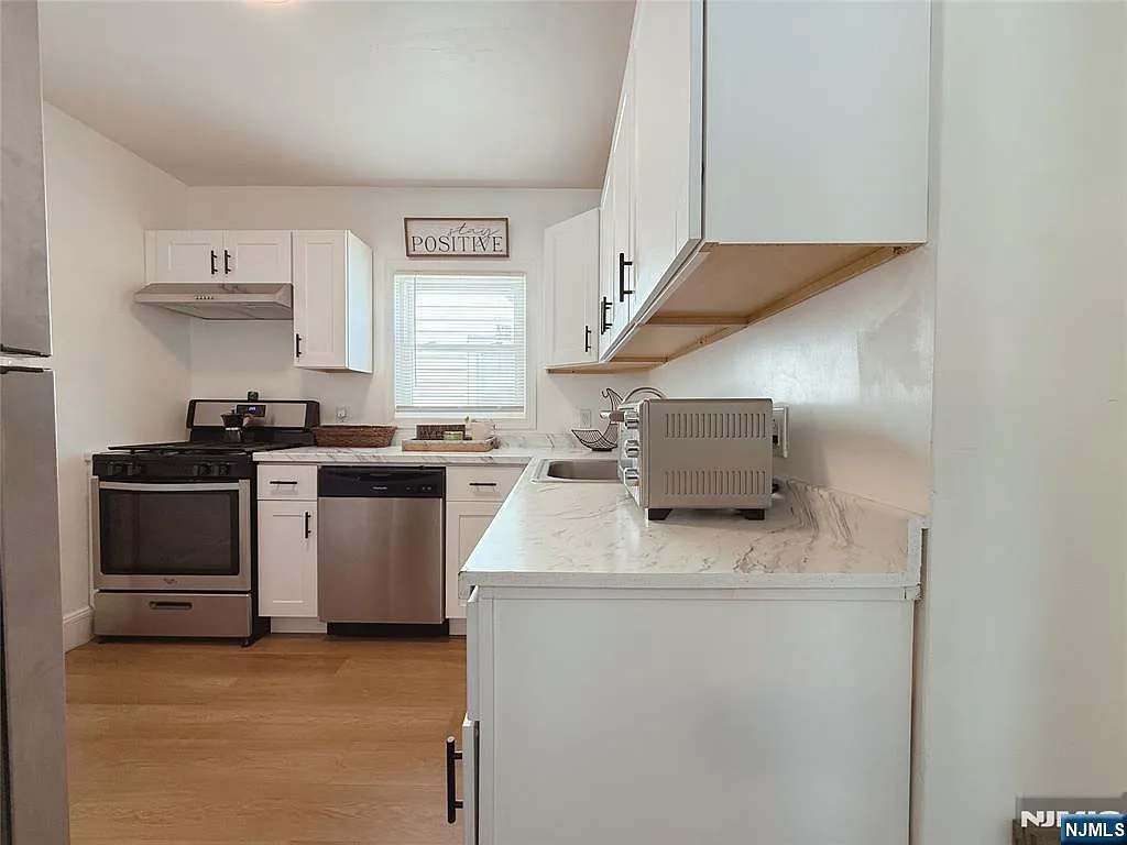 3 bed, 1.0 bath, $2,650 — Photo 4