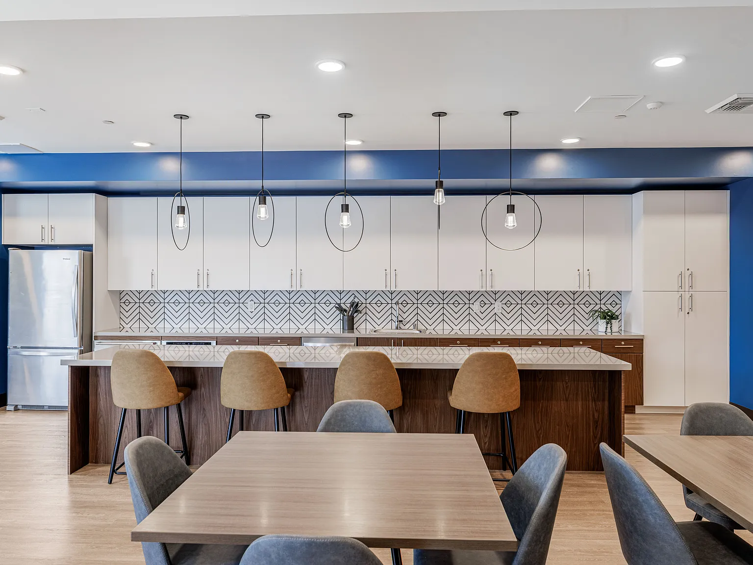 Mainline North Apartments - Santa Clara, CA — Photo 1