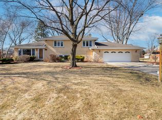 570 Woodview Ave, Elk Grove Village, IL 60007