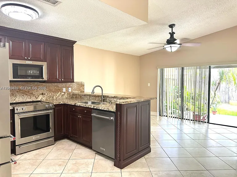 2514 SW 138th Ave — Photo 5