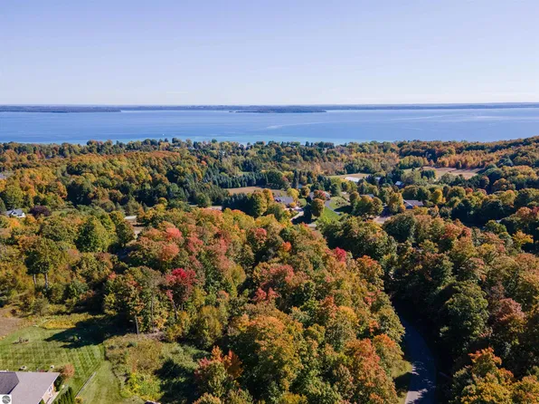 5868 S Calle Ct, Suttons Bay, MI 49682