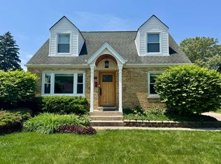 218 N Eastwood Ave, Mount Prospect, IL 60056