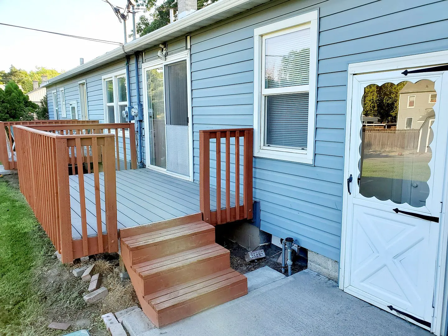 Updated 2-Bedroom Duplex with Spacious Yard & Bonus Space! — Photo 4