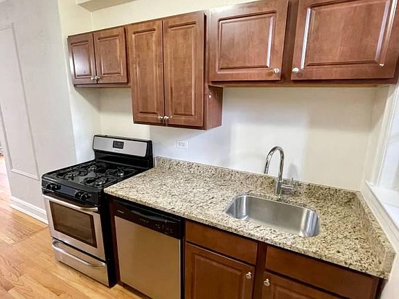 4th image of 7190-7008 Lakewood Dr