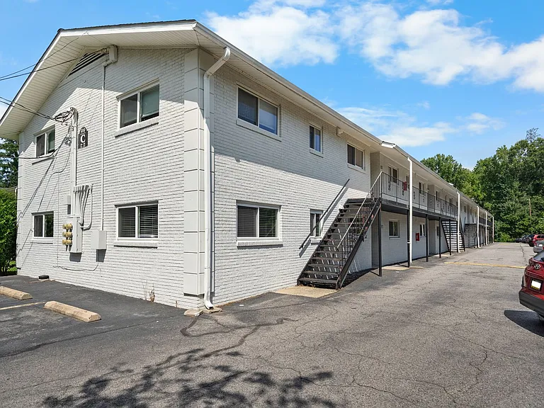 Monarch Apartments — Photo 30