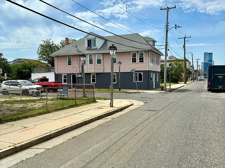 420 N Massachusetts Ave — Photo 1