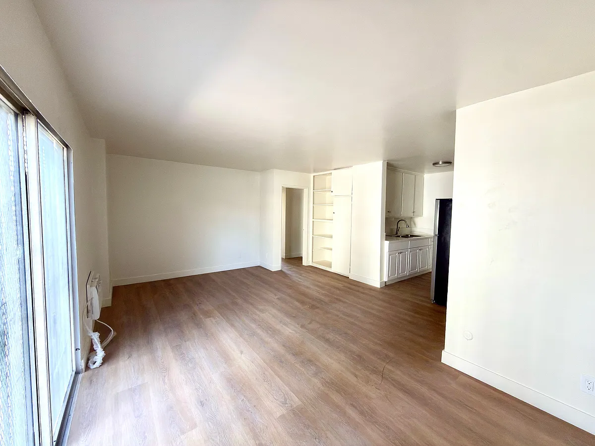Building Photo - 3066 W 15th St #104