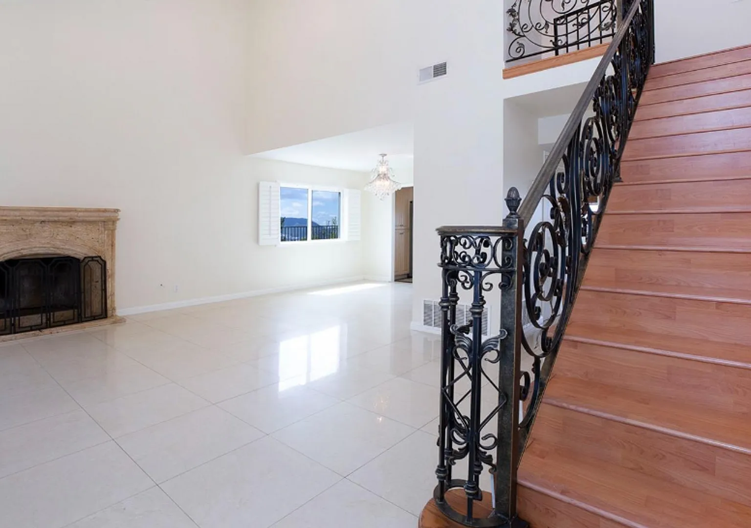 Luxury Home with Spectacular View — Photo 3