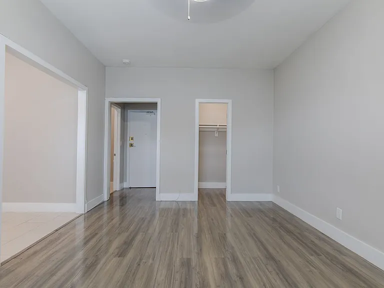 Gorgeous Newly Remodeled One Bedroom and Studios — Photo 7
