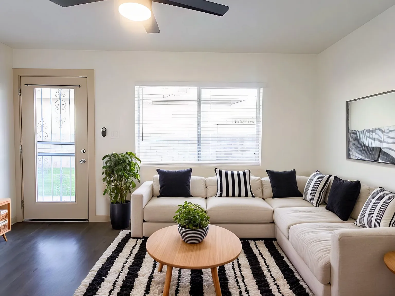 2 bed, 700 sqft, $1,349 — Photo 2