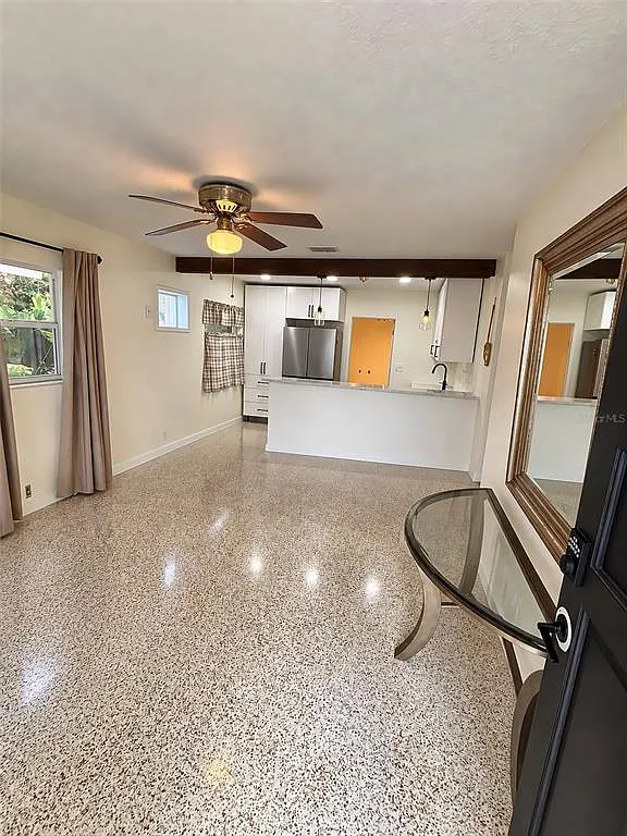 3 bed, 2.0 bath, 1032 sqft, $3,000 — Photo 3