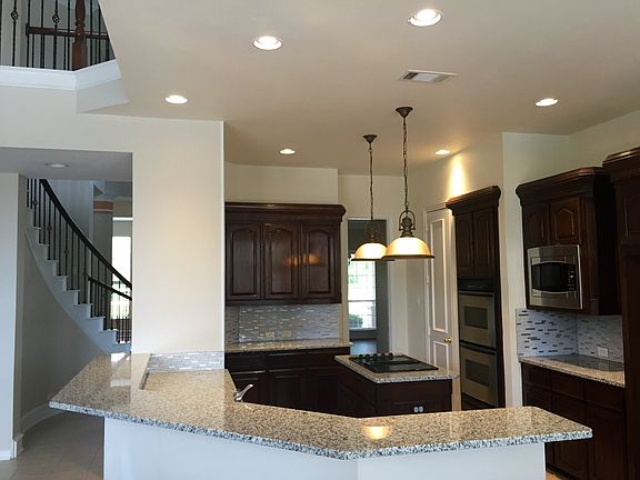 Upgraded kitchen w/granite