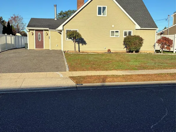 24 Wheelbarrow Lane, Wantagh, NY 11793