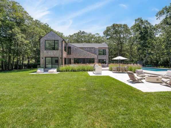 20 Midhampton Ave, Quogue, NY 11959