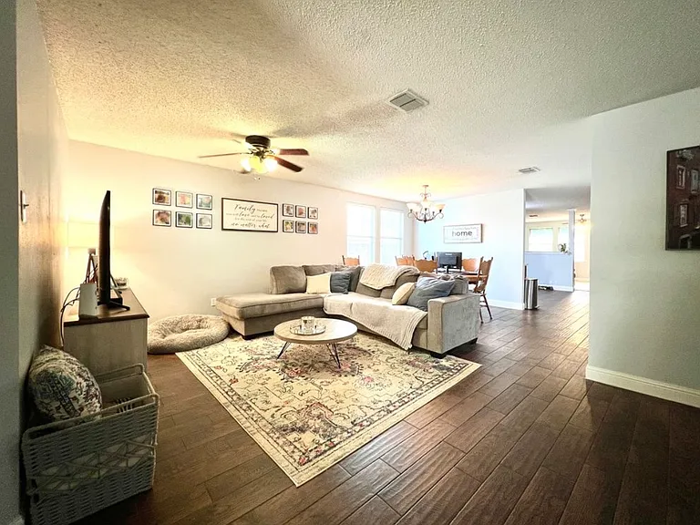1116 Willow Tree Dr — Photo 2