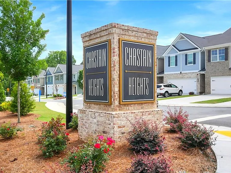 371 Lanier Cir — Photo 2