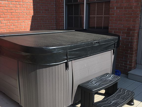 Pic 6: Hot tub