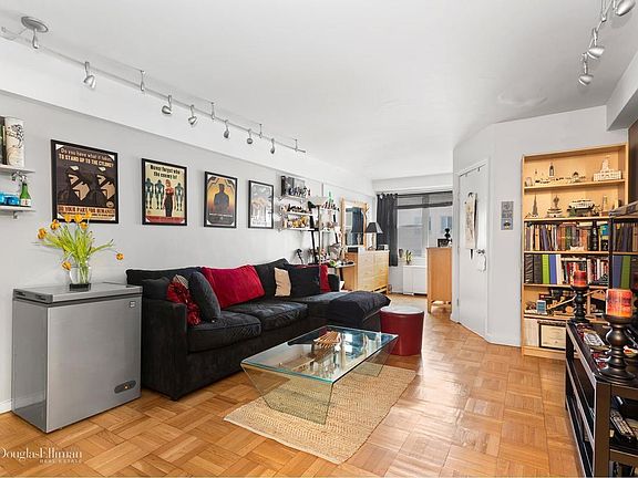 4th image of 155 E 34th St APT 17M