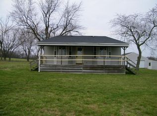 420 W Lincoln St, Dix, IL 62830