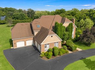 6709 Oakwood Manor Dr, Crystal Lake, IL 60012