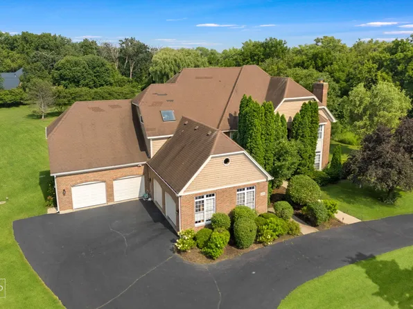 6709 Oakwood Manor Dr, Crystal Lake, IL 60012
